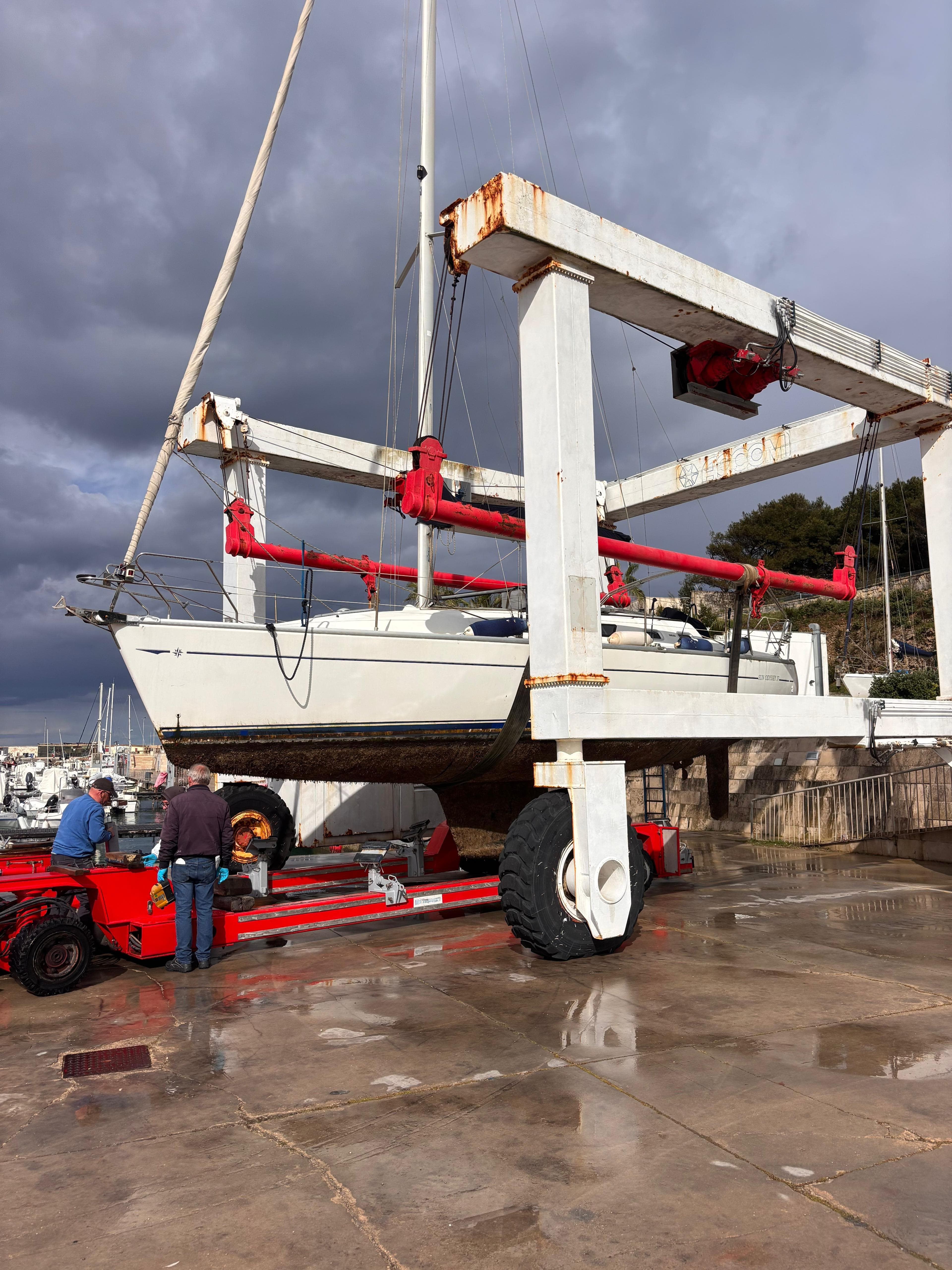 Varo e alaggio con travel-lift: imbarcazione in operazione nel cantiere Muscatello.